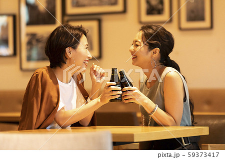 女性　お酒　ビール　乾杯 59373417