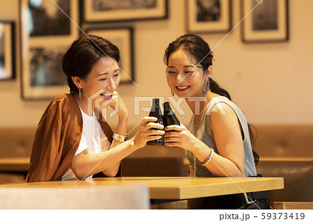 女性 お酒 ビール 乾杯 女性 お酒 ビール 乾杯 59373419