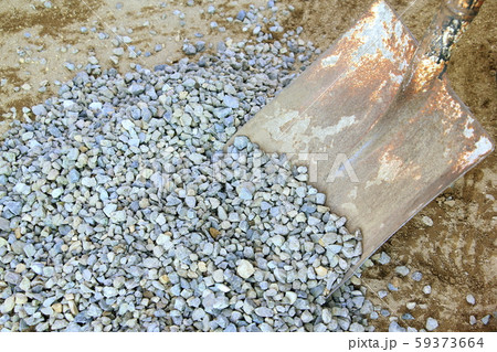 砂利を敷く 砂利を敷く 59373664