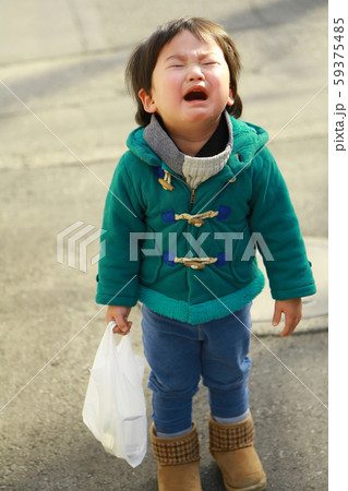 袋を持ち泣く男の子 袋を持ち泣く男の子 59375485