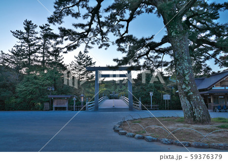 【伊勢神宮の宇治橋 (明け方)】 三重県伊勢市宇治館町 59376379