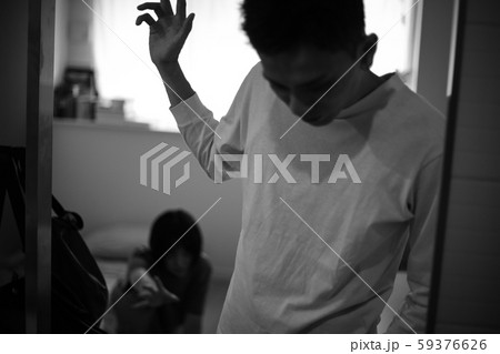 部屋から出ていく男性 部屋から出ていく男性 59376626