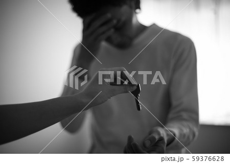 泣きながら鍵を受け取る男性 泣きながら鍵を受け取る男性 59376628