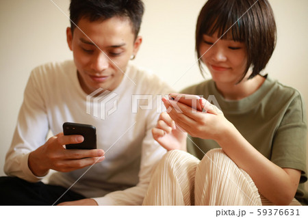 スマートフォンを使うカップル スマートフォンを使うカップル 59376631