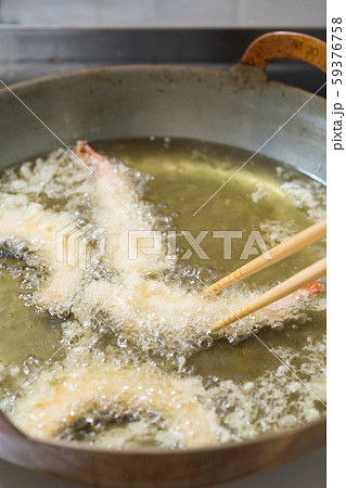 天婦羅を揚げる 59376758