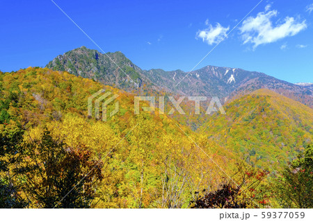 紅葉の西沢渓谷と山並み 紅葉の西沢渓谷と山並み 59377059