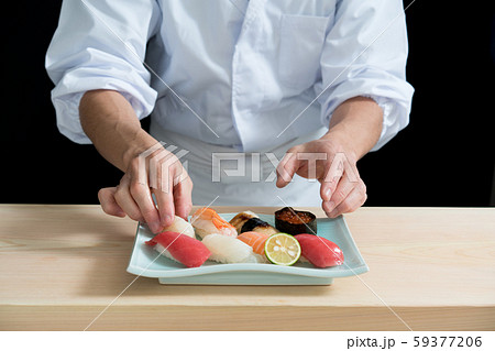 鮨を握る板前 59377206