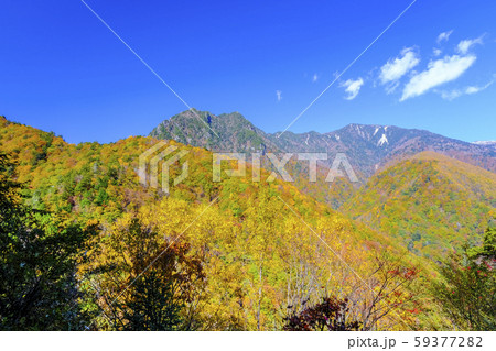 紅葉の西沢渓谷と山並み２ 59377282