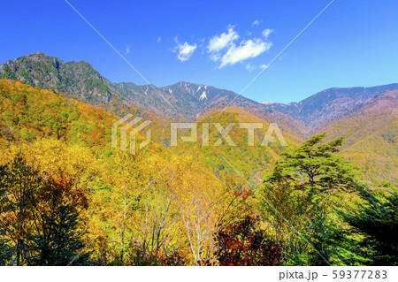 紅葉の西沢渓谷と山並み３の写真素材