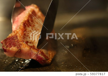 調理中のイメージ 牛肉サーロインステーキ 59377817