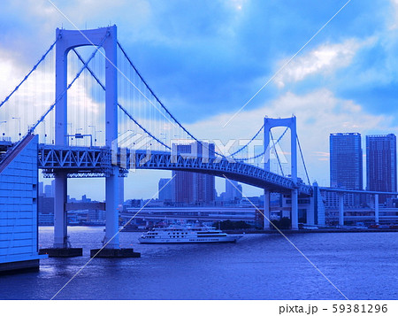 Summer Sunset Rainbow Bridge in Tokyo 59381296