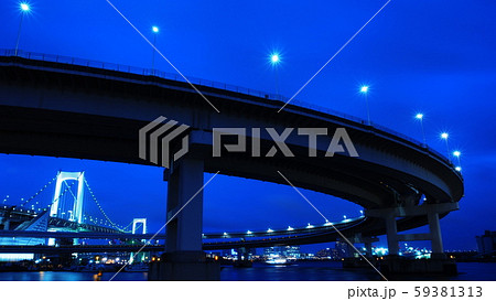 Summer Sunset Rainbow Bridge in Tokyo 59381313