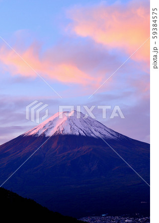 天下茶屋　御坂峠 からの富士山の夜明け 59384575