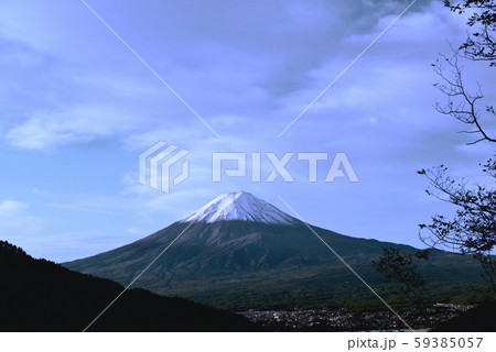 天下茶屋　御坂峠 からの富士山の夜明け 59385057