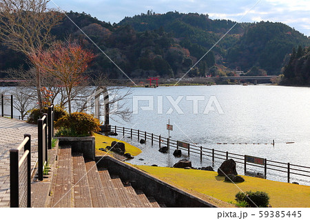 紅葉の亀山湖　 59385445