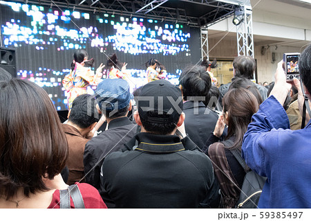 屋外イベントを観覧する大勢の人々　イベントを楽しむ群衆 59385497