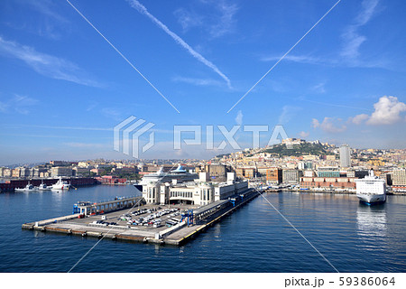 イタリア　ナポリ港　クルーズ客船からのナポリ市街　 59386064