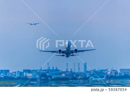 夕暮れに福岡空港を離発着するジェット機【福岡県】 59387054