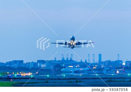 夕暮れに福岡空港を離発着するジェット機【福岡県】 夕暮れに福岡空港を離発着するジェット機【福岡県】 59387058