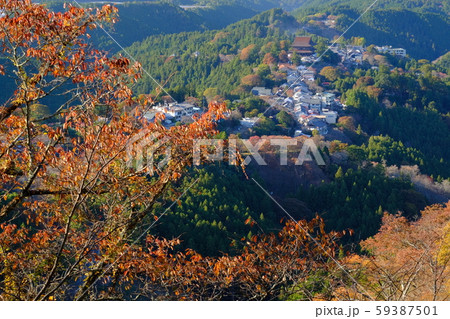 秋の吉野山夕景（奈良県吉野郡吉野町） 59387501