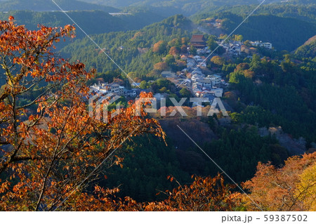 秋の吉野山夕景（奈良県吉野郡吉野町） 59387502