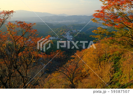 秋の吉野山夕景(奈良県吉野郡吉野町) 秋の吉野山夕景(奈良県吉野郡吉野町) 59387507