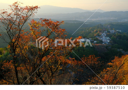 秋の吉野山夕景（奈良県吉野郡吉野町） 59387510