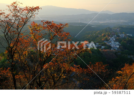 秋の吉野山夕景（奈良県吉野郡吉野町） 59387511