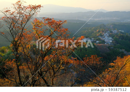 秋の吉野山夕景（奈良県吉野郡吉野町） 59387512