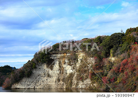 紅葉の亀山湖　湖原橋より 59390947