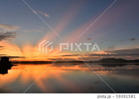 放射状に放たれる朝日の光芒 59391581