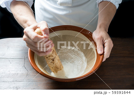 長芋をすり下ろす板前 長芋をすり下ろす板前 59391644