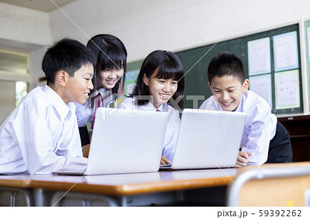 中学生　授業風景　パソコン　グループ学習 59392262