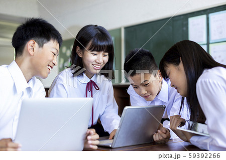 中学生　学校風景　パソコン　グループ学習 59392266