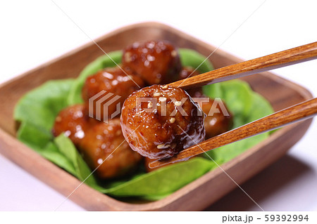 肉団子を食べる 肉団子を食べる 59392994