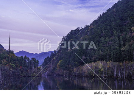 (長野県)夕焼けに染まる、王滝村の自然湖 (長野県)夕焼けに染まる、王滝村の自然湖 59393238