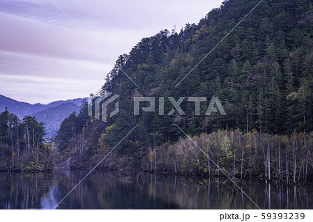 （長野県）夕焼けに染まる、王滝村の自然湖 59393239