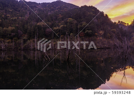 （長野県）夕焼けに染まる、王滝村の自然湖 59393248