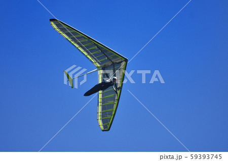 飛行中のハンググライダー 59393745