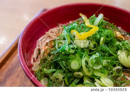 羽田空港 第1ターミナル ベイサイド生蕎麦 九条ネギ蕎麦 軽食 立ち食い 横の写真素材