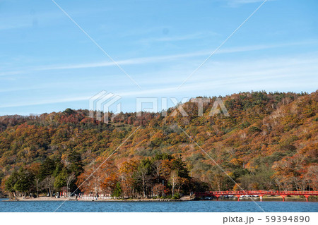 湖畔に神社と赤い橋がある山と湖の風景 湖畔に神社と赤い橋がある山と湖の風景 59394890