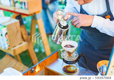 カフェ コーヒー 珈琲 淹れる ドリップ マスター バリスタ 日本人 雰囲気 熟練 アウトドア カフェ コーヒー 珈琲 淹れる ドリップ マスター バリスタ 日本人 雰囲気 熟練 アウトドア 59397069