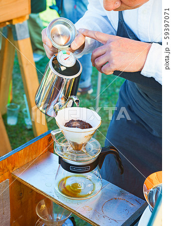 カフェ コーヒー 珈琲 淹れる ドリップ マスター バリスタ 日本人 雰囲気 熟練 アウトドア カフェ コーヒー 珈琲 淹れる ドリップ マスター バリスタ 日本人 雰囲気 熟練 アウトドア 59397071