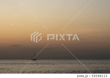 夕暮れの一隻の船 夕暮れの一隻の船 59398113