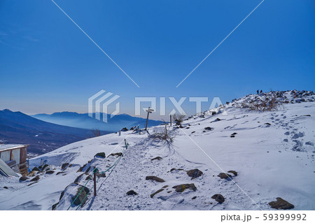 冬の長野県 蓼科山山頂付近の登山道から南方面(八ヶ岳) 59399992