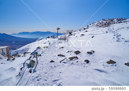 冬の長野県 蓼科山山頂付近の登山道から南方面(八ヶ岳) 59399993