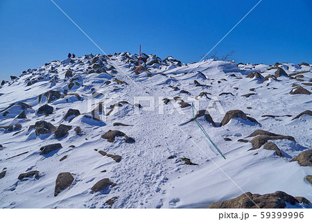冬の長野県 蓼科山山頂付近の登山道から南西側の山頂方面 59399996