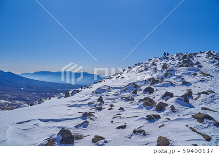 冬の長野県 蓼科山山頂付近の登山道から南側の山頂方面(八ヶ岳) 59400137