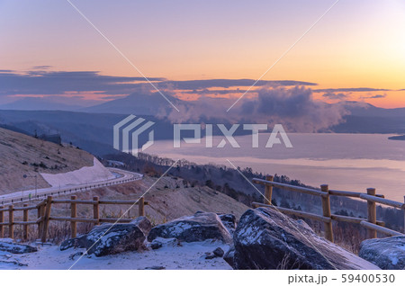 11月上旬、初冬の頃、薄く雪の積もった美幌峠。北海道。 11月上旬、初冬の頃、薄く雪の積もった美幌峠。北海道。 59400530