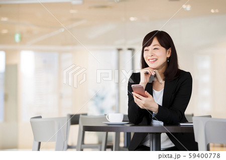 カフェ　シェアオフィス　コワーキング　女性　ミドル　ビジネス　ビジネスウーマン 59400778